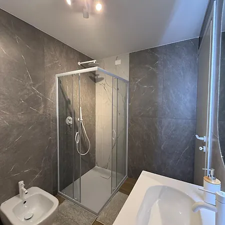 Alfierib - Netflix-parking-supermarket-centro *