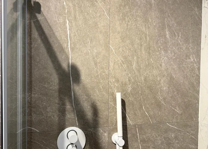 Daire Alfierib - Netflix-parking-supermarket-centro *